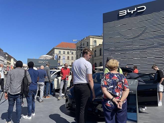 독일 시민들이 지난해 9월 5일(현지시간) 뮌헨 시내 한복판에서 개막한 유럽 최대 모터쇼 독일 IAA 모빌리티 오픈스페이스에서 중국 전기자동차 기업 비야디(BYD) 전시장을 둘러보고 있다. [사진 출처 = 연합뉴스]