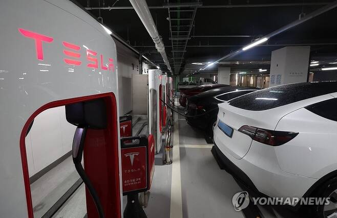 서울 시내 한 테슬라 충전소에 전기차들이 주차돼 있다. [사진 출처 = 연합뉴스]