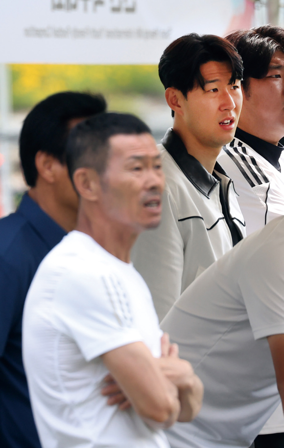 손흥민이 2023년 6월8일 강원 춘천시 손흥민체육공원에서 열린 '손흥민 국제 유소년 친선 축구대회'에 참석해 부친 손웅정 감독과 경기를 지켜보고 있다. ⓒ연합뉴스