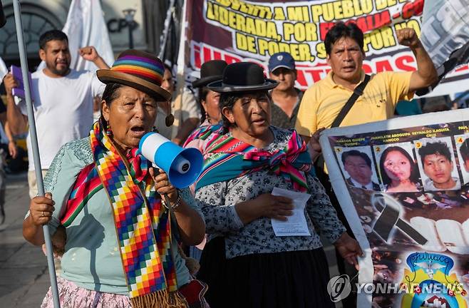 '볼루아르테 대통령 비판' 거리 행진하는 페루 원주민 (리마 AFP=연합뉴스) 지난 9일(현지시간) 페루 수도 리마에서 안데스지역 원주민들이 지난해 반정부 시위 도중 사망한 이들의 사진을 들고 디나 볼루아르테 대통령을 성토하는 거리 행진을 하고 있다. 2024.1.13