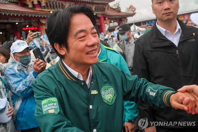 지지자들 만나는 라이칭더 대만 총통 후보 대만 집권 민주진보당(민진당) 라이칭더 총통 후보가 지난달 21일 동부 이란현에서 유세 중 지지자들과 인사하고 있다.
[AFP 연합뉴스 자료사진. 재판매 및 DB 금지]