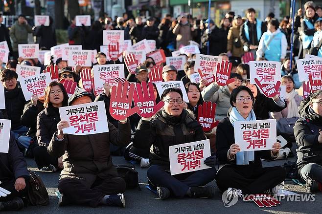 거부권 남발, 윤석열 정권 거부 심판대회 (서울=연합뉴스) 임화영 기자 = 거부권을거부하는전국비상행동 관계자들이 13일 오후 서울 종로구 광화문광장 인근에서 '거부권 남발, 윤석열 정권 거부한다! 심판대회'를 하고 있다. 2024.1.13 hwayoung7@yna.co.kr