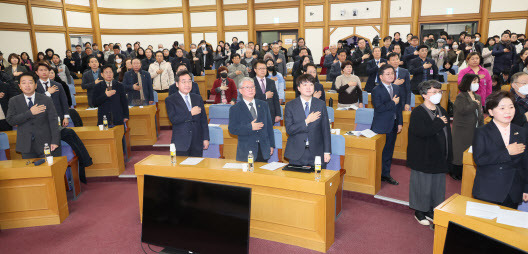 14일 국회 의원회관에서 열린 미래대연합(가칭) 창당준비위원회 출범식에서 참석자들이 국기에 경례하고 있다. (사진=연합뉴스)