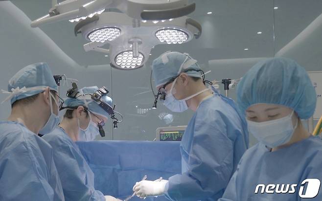 심장판막수술을 진행 중인 동물병원 의료진(넬동물의료센터 제공) ⓒ 뉴스1