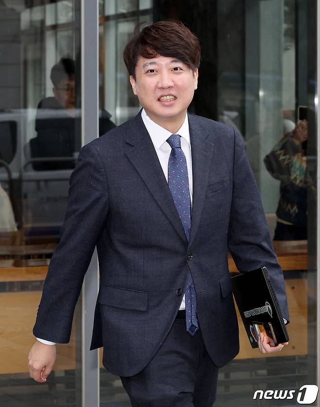 이준석 개혁신당(가칭) 정강정책위원장이 14일 오전 서울 여의도의 한 카페에서 이낙연 전 더불어민주당 대표, 김종민 무소속 의원과 회동을 마친 뒤 자리를 떠나고 있다. 2024.1.14/뉴스1 ⓒ News1 장수영 기자