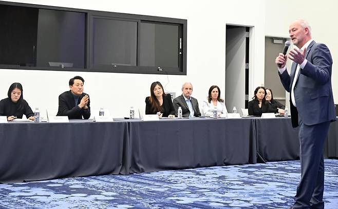 오세훈 서울시장이 지난 11일(현지 시각) 미국 라스베이거스 관광청을 방문해 스티브 힐 라스베이거스 관광청 대표의 발표를 듣고 있다. /서울시 제공