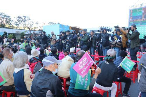 대만에서 13일 총통 선거가 실시된 가운데 수도 타이베이시에 위치한 집권 민주진보당 라이칭더 후보의 선거 캠프 앞에 모인 지지자들이 환호하는 모습. /연합뉴스