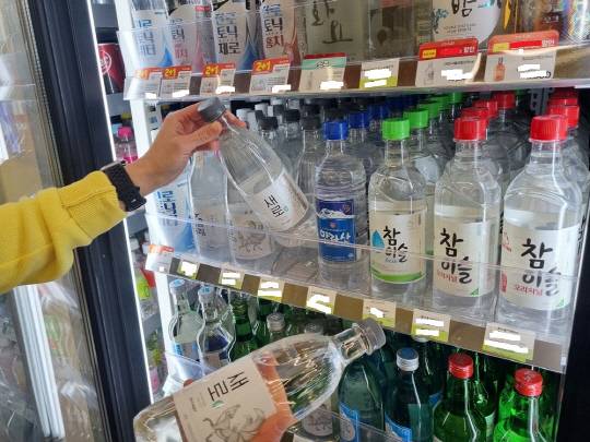 CU 매장에서 고객이 소주를 고르고 있다. CU 제공