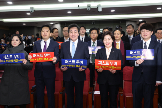 지난 9일 양향자 한국의 희망 대표의 출판기념회에서 기념촬영을 하는 류호정(왼쪽) 정의당 의원. 연합뉴스.