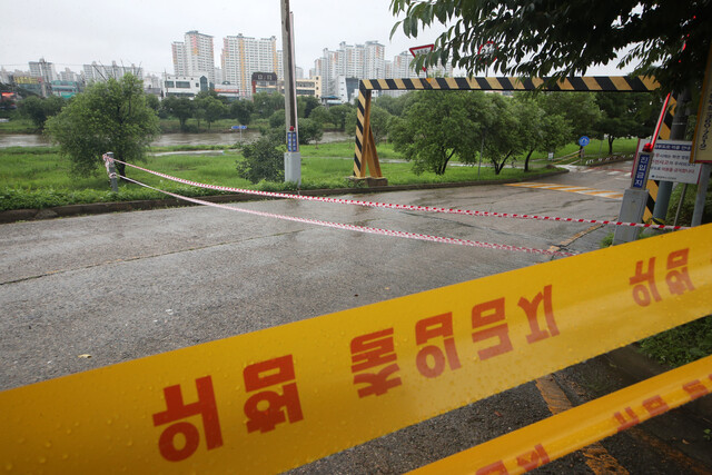 광주·전남 지역에 연일 호우경보가 이어진 지난해 7월18일 광주 도심을 흐르는 광주천의 수위 상승으로 광암교 하부도로가 통제되고 있다. 광주/연합뉴스