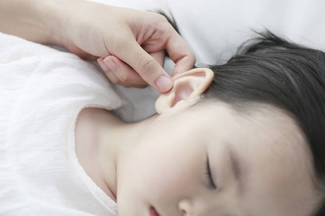 귀의 가운데 공간 안에 염증이 발생하는 중이염이 아이들 언어 발달을 지연시킬 수 있다는 연구 결과가 나왔다./사진=클립아트코리아