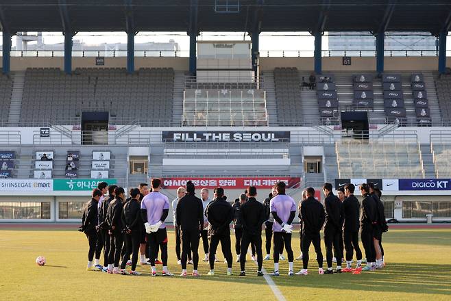 <yonhap photo-2958=""> 돌격 준비하는 클린스만호 (서울=연합뉴스) 임화영 기자 = 한국 축구대표팀이 14일 오후 서울 양천구 목동운동장에서 2026 국제축구연맹(FIFA) 복중미 월드컵 아시아 2차 예선 1차전 싱가포르와의 경기를 앞두고 훈련하고 있다. 2023.11.14 hwayoung7@yna.co.kr/2023-11-14 17:01:33/ <저작권자 ⓒ 1980-2023 ㈜연합뉴스. 무단 전재 재배포 금지.></yonhap>