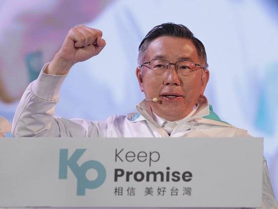 지난 12일 대만 타이베이에서 커원저 민중당 총통 선거 후보가 연설을 하고 있다. AP=연합뉴스