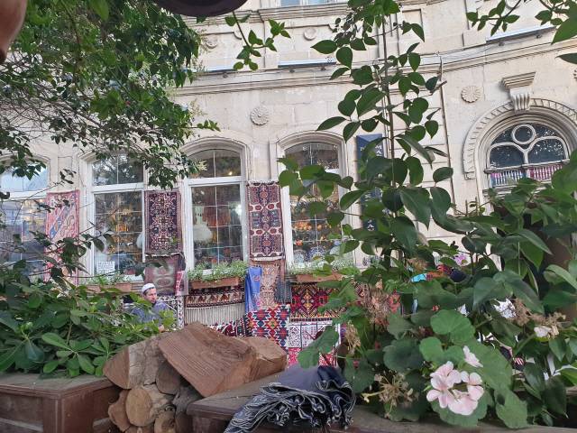 ▲ 레스토랑 맞은편 기념품 가게의 물건들