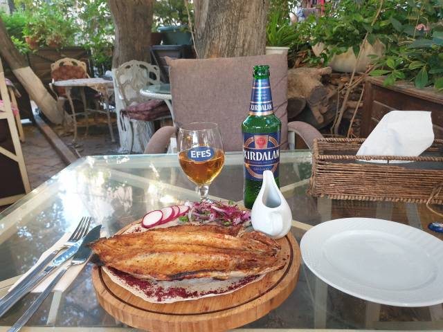 ▲ 레스토랑에서 주문한 아제르바이잔 맥주 한잔에 숭어구이