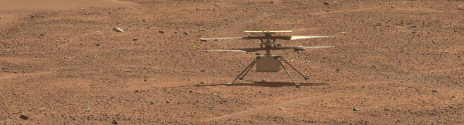화성 표면에서 대기 중인 무인 헬리콥터 ‘인제뉴어티’ 모습. 동체 머리 부위에 뱅글뱅글 돌아가는 길이 1.2ｍ짜리 회전익 2개가 달렸다. 미국 항공우주국(NASA) 제공