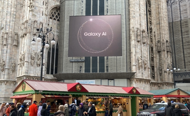 이탈리아 밀라노 두오모(Duomo) 광장에 걸린 '삼성 갤럭시 언팩 2024' 디지털 옥외광고 모습. 삼성전자 제공