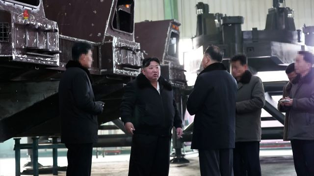 김정은 북한 국무위원장이 중요군용대차생산공장을 현지 지도했다고 조선중앙TV가 5일 보도했다. 합동참모본부는 14일 “오늘 오후 2시55분경 평양 일대에서 동해상으로 발사된 중거리급 탄도미사일로 추정되는 1발 포착했다”고 밝혔다.