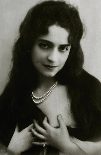 고위직 남성만을 대상으로 몸을 팔았던 마가렛. 에드워드의 애인이기도 했다.