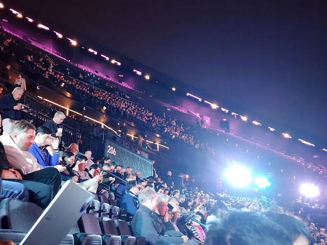 지난 11일 오후(현지시간) 미국 라스베이거스 'MSG 스피어'에서 상영중인 '지구에서 온 엽서'를 관람하기 위한 관람객들로 공연장이 북적이고 있다 /사진=김지현 기자