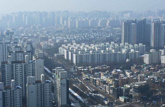 14일 KB부동산 '월간 주택가격 통계'에 따르면 지난달 서울 아파트의 3.3㎡당 평균 전세 가격은 2316만원으로, 지난해 11월 이후 2달 연속 2300만원대를 유지했다. 서울에서 전세살 돈으로 인천과 경기에서는 자가를 마련할 수 있다는 생각이 커지며 인천과 경기 지역 아파트 매매 건수가 늘었다./사진=뉴시스