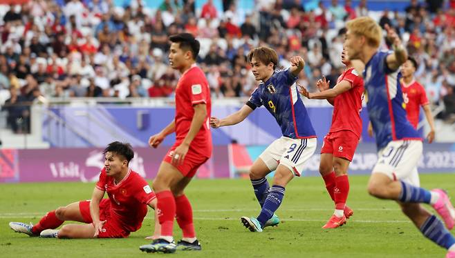 일본이 14일(한국시각)에 열린 2023 아시아축구연맹(AFC) 아시안컵 D조 조별라운드 1차전 베트남과의 경기에서 4-2로 승리했다. 사진은 이날 아야세가 이날 팀의 4번째 골을 터트리는 장면. /사진=뉴스1