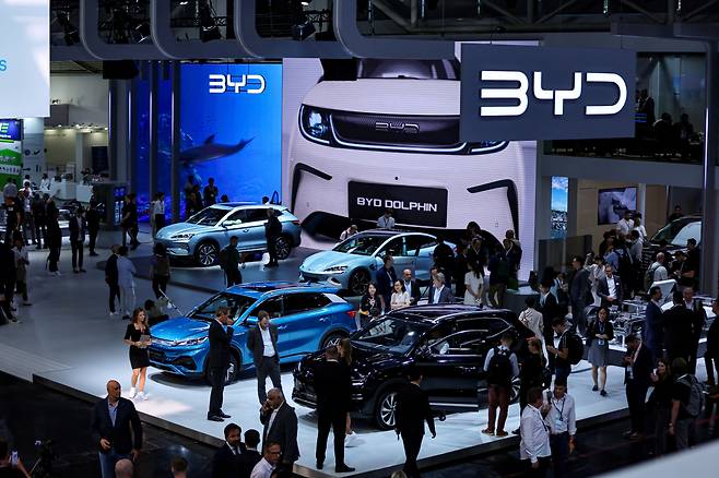 ‘IAA 모빌리티 2023’ 행사장 내 중국 전기차업체 BYD 부스 [로이터]