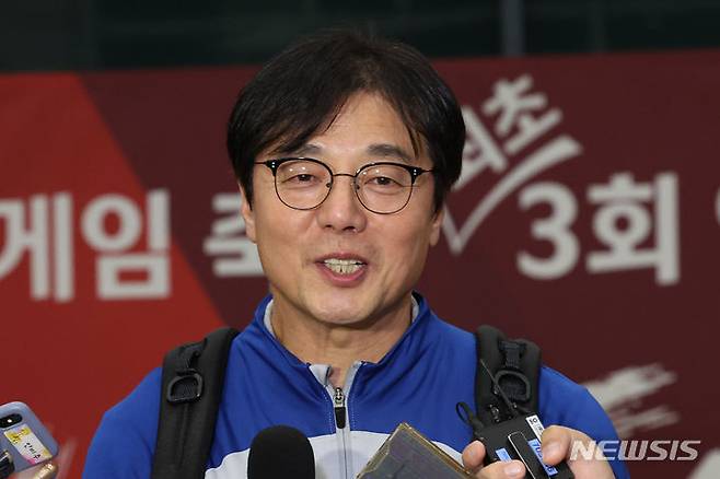 [인천공항=뉴시스] 김근수 기자 = 2022 항저우 아시안게임에서 금메달을 획득해 3연패에 성공한 남자 축구대표팀 황선홍 감독이 8일 인천국제공항을 통해 귀국해 취재진과 질의응답을 하고 있다. ks@newsis.com