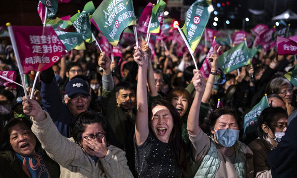 대만 집권여당 민주진보당 지지자들이 13일 대만 타이페이시에서 라이칭더 후보 총통 당선에 기뻐하고 있다. 타이페이=AP뉴시스