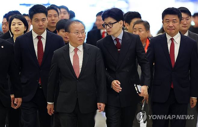 대화하는 한동훈·윤재옥 (부산=연합뉴스) 손형주 기자 = 국민의힘 한동훈 비상대책위원장이 11일 오전 부산항국제전시컨벤션센터에서 열린 비상대책위원회에서 윤재옥 원내대표와 대화하며 입장하고 있다. 2024.1.11 handbrother@yna.co.kr