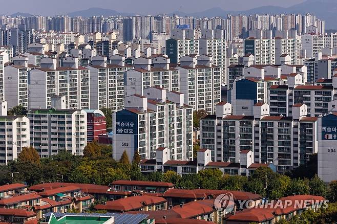 1기 신도시 지역 재건축 허가 요구 봇물, 정부의 대책은? (고양=연합뉴스) 황광모 기자 = 11일 오전 대표적 1기 신도시인 경기도 고양시 일산신도시의 모습. 2022.10.11 hkmpooh@yna.co.kr