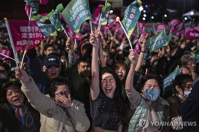 환호하는 대만 집권 민진당 지지자들 (AP=연합뉴스) 지난 13일 밤 대만 대선에서 집권 민진당이 승리하자 환호하는 지지자들. 2024.1.14.