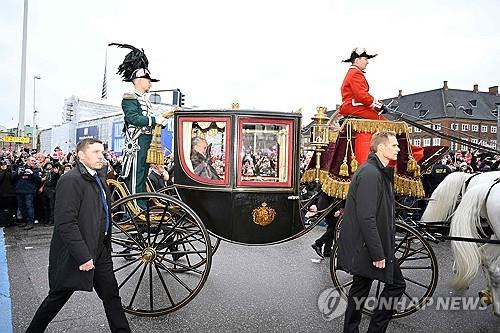 (코펜하겐 AFP=연합뉴스) 덴마크 마르그레테 2세 여왕이 14일(현지시간) 퇴위식이 열리는 덴마크 크리스티안보르궁으로 이동하고 있다.