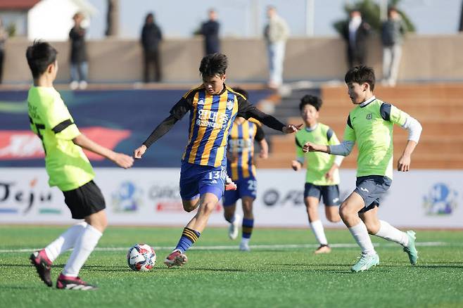 제주 조천운동장에서 진행된 Ground N 글로벌 유소년 축구 스토브리그 in 제주 울산HDFC와 데렌FC(사진=넥슨)