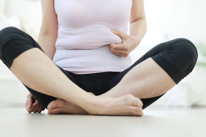 다른 곳보다 유독 뱃살만 찌는 이유는 하루 종일 앉아만 있고 움직이지 않거나, 유산소 운동을 하지 않기 때문이다. [사진=클립아트코리아]