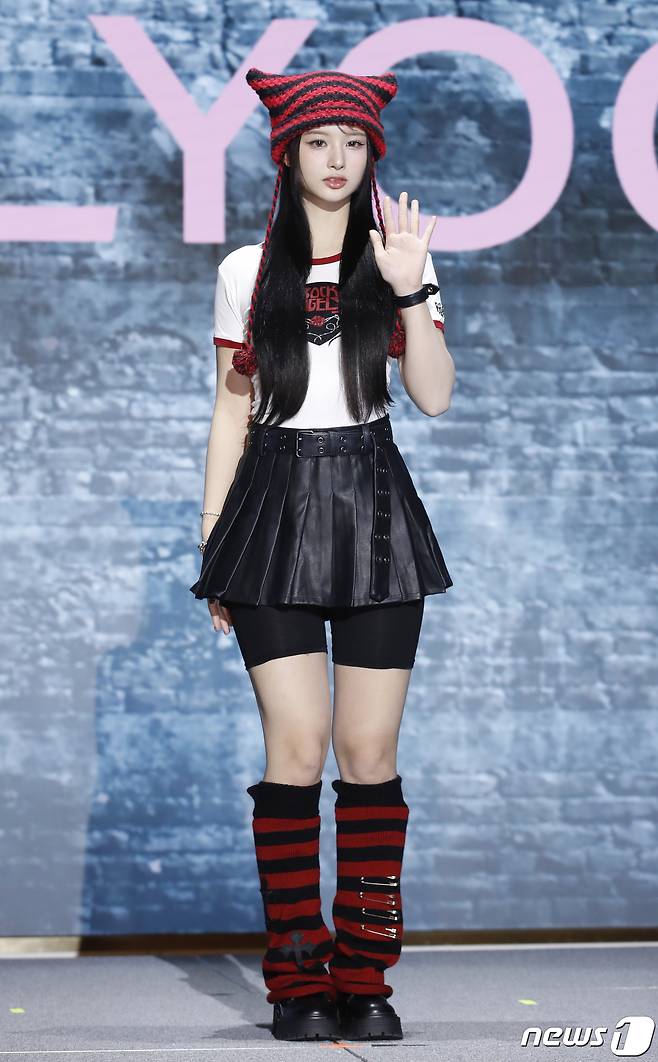 그룹 엔믹스의 설윤이 15일 오후 서울 송파구 소피텔 앰배서더 호텔에서 가진 두 번째 미니 앨범 '에프이쓰리오포: 브레이크‘(Fe3O4: BREAK) 발매 기념 기자간담회에서 손을 흔들고 있다. ⓒ News1 권현진 기자