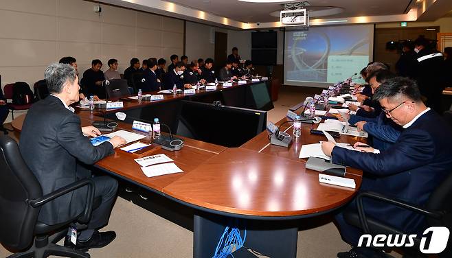 이강덕 경북 포항시장이 15일 오후 시청 중회의실에서 열린 신산업 개발전략 마스터플랜 수립 용역 중간보고회에서 추진 과정 등에 대한 설명을 듣고 있다. 2024.1.15/뉴스1 ⓒ News1 최창호 기자