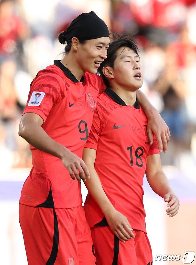 대한민국 축구대표팀 이강인이 15일(현지시간) 카타르 도하 자심 빈 하마드 스타디움에서 열린 2023 아시아축구연맹(AFC) 카타르 아시안컵 조별리그 E조 대한민국과 바레인의 경기에서 팀의 세 번째 골을 넣은 후 조규성에게 축하를 받고 있다. 2024.1.15/뉴스1 ⓒ News1 김성진 기자