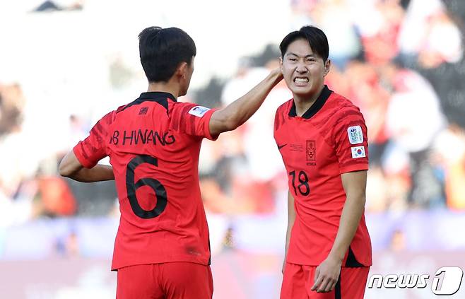 대한민국 축구대표팀 이강인이 15일(현지시간) 카타르 도하 자심 빈 하마드 스타디움에서 열린 2023 아시아축구연맹(AFC) 카타르 아시안컵 조별리그 E조 대한민국과 바레인의 경기에서 프리킥이 벗어나자 아쉬워하고 있다. 2024.1.15/뉴스1 ⓒ News1 김성진 기자