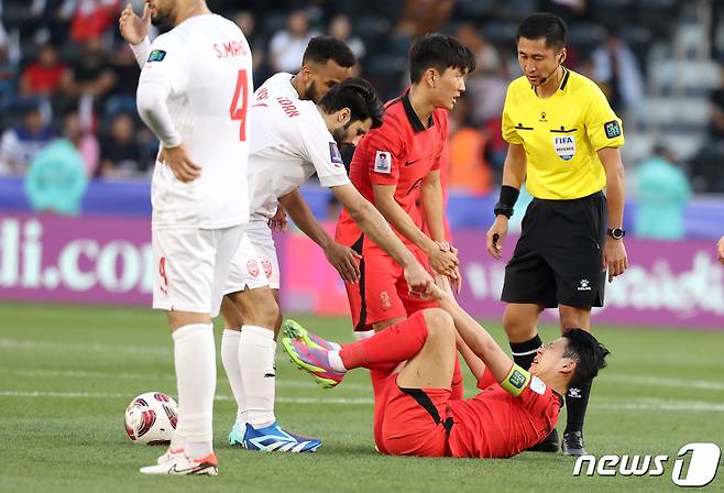대한민국 축구대표팀 손흥민이 15일(현지시간) 카타르 도하 자심 빈 하마드 스타디움에서 열린 2023 아시아축구연맹(AFC) 카타르 아시안컵 조별리그 E조 대한민국과 바레인의 경기에서 반칙을 당한 후 바레인 알 하르단의 도움을 받아 일어나고 있다. 2024.1.15/뉴스1 ⓒ News1 김성진 기자