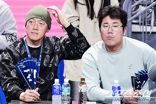 14일 장충체육관에서 배구 V리그 남자부 우리카드와 한국전력의 경기가 열렸다. 경기장을 찾은 두산 박정배 코치와 MBC 스포츠플러스 박정권 해설위원. 장충=송정헌 기자songs@sportschosun.com/2024.01.14/