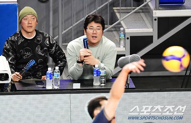 남자 배구의 묘미에 빠져드는 박정배 코치, 박정권 위원.