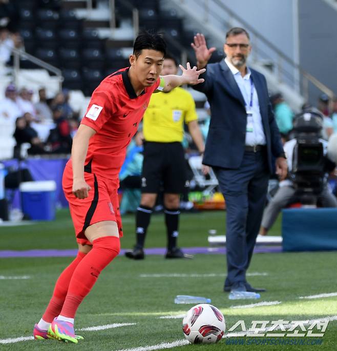 15일(현지시간) 카타르 도하 자심 빈 하마드 스타디움에서 열린 2023 아시아축구연맹(AFC) 카타르 아시안컵 대한민국과 바레인의 경기. 손흥민이 돌파를 시도하고 있다. 도하(카타르)=박재만 기자 pjm@sportschosun.com/2023.01.15/