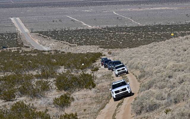11일(현지시간) 미국 모하비 주행시험장에서 현대자동차와 기아의 SUV가 '오프로드 시험로'를 주행하고 있다. /현대자동차