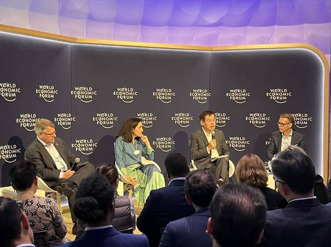 신학철 LG화학 부회장(오른쪽 두번째)이 지난 2022년 스위스 다보스에서 열린 세계경제포럼 '넷제로 경쟁에서 이기는 법' 세션에 참석해 토론하는 모습(사진=LG화학 제공)