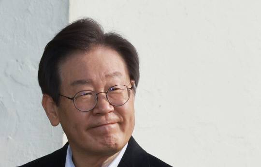 더불어민주당 이재명 대표가 10일 서울 종로구 서울대학교 병원에서 퇴원하고 있다. 이 대표는 자택에서 당분간 치료를 이어갈 예정이다. 사진=연합뉴스