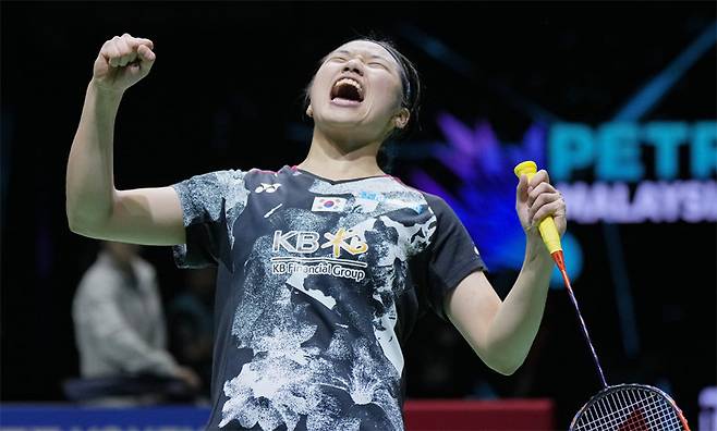 안세영이 14일 세계배드민턴연맹(BWF) 말레이시아 오픈 여자 단식 결승에서 다이쯔잉(대만)을 2-1로 꺾고 우승을 차지한 뒤 포효하고 있다. 안세영이 무릎 부상에서 복귀한 후 거둔 첫 우승이다. 쿠알라룸푸르=AP 뉴시스