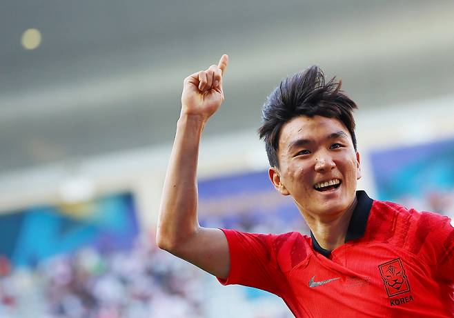 <yonhap photo-5329="">15일(현지시간) 카타르 도하 자심 빈 하마드 스타디움에서 열린 2023 아시아축구연맹(AFC) 아시안컵 조별리그 E조 한국과 바레인의 경기. 전반전 황인범이 선제골을 넣은 뒤 기뻐하고 있다. 사진=연합뉴스</yonhap>