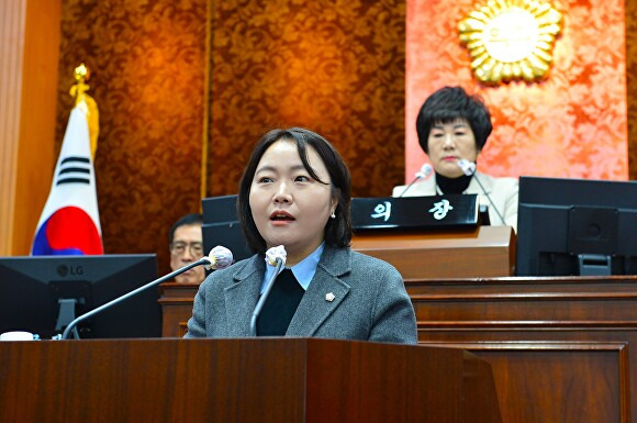 송수연 의원이 15일 열린 임시회에서 자치행정위원장에 선출됐다. [사진=제천시의회]