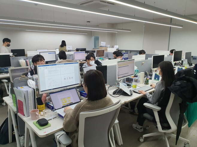 씨엔알리서치 관리부서 직원들이 업무에 매진하고 있다. 윤현주 기자